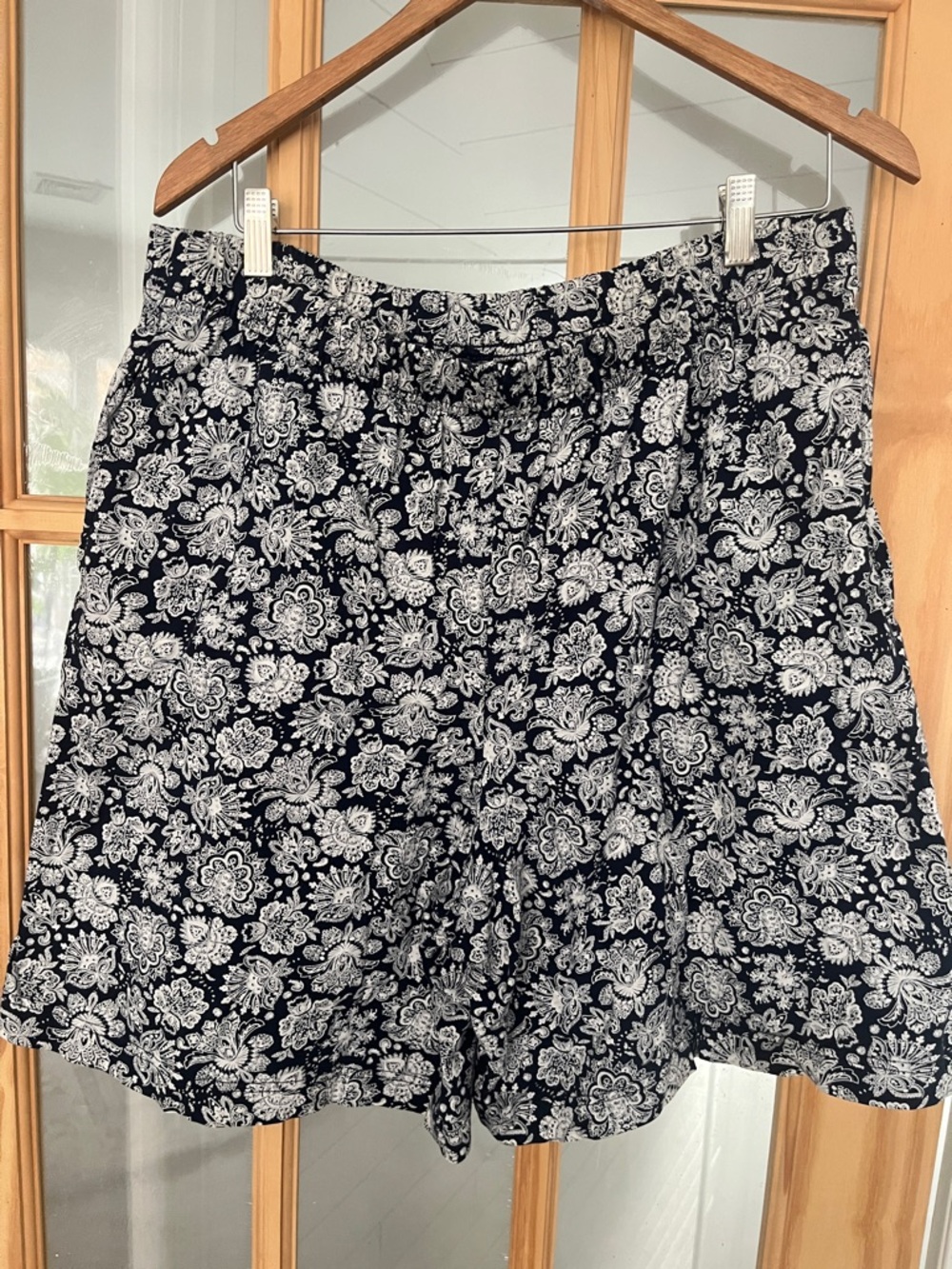 Lands' End Black ,White cotton Floral pull on Shorts with pockets Sz 14-16